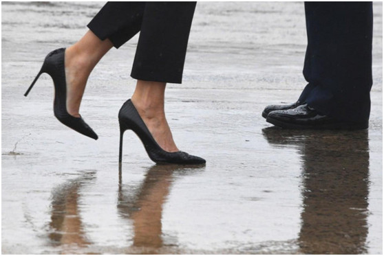 特朗普带老婆视察飓风灾区,第一夫人穿的5英寸高跟鞋却在美国火了! 特朗普带老婆视察飓风灾区,第一夫人穿的5英寸高跟鞋却在美国火了!