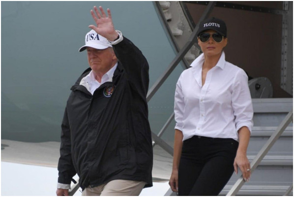 特朗普带老婆视察飓风灾区,第一夫人穿的5英寸高跟鞋却在美国火了! 特朗普带老婆视察飓风灾区,第一夫人穿的5英寸高跟鞋却在美国火了!