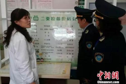 资料图:山西太原卫生监督工作人员针对第二类疫苗进行专项检查。 程海龙 摄