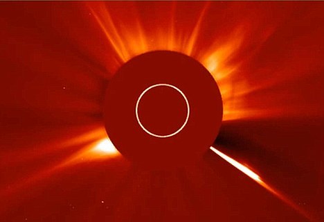 撞击时刻：这是彗星一头扎入太阳的瞬间画面