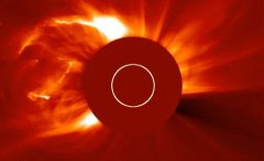 巨型掠日彗星撞击太阳伴随耀斑爆发(图)