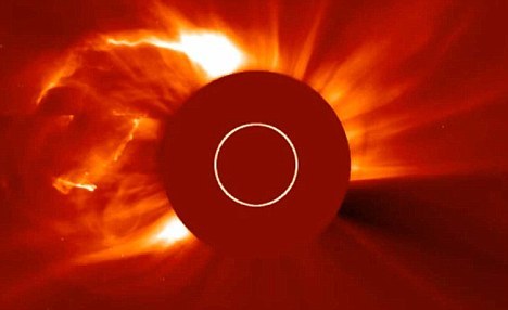 掠日彗星：当彗星一头扎入太阳的熊熊烈焰，太阳爆发一次X级耀斑，这是耀斑分级中的最高级
