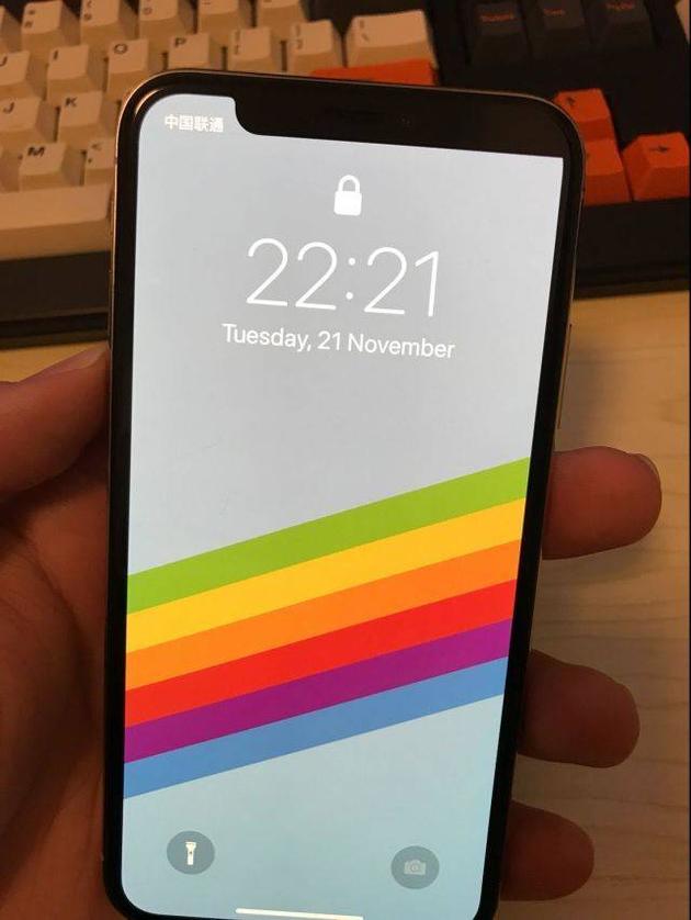 看来是最近北京的天气太冷了,iPhone X的‘耳朵’都被‘冻掉’了。