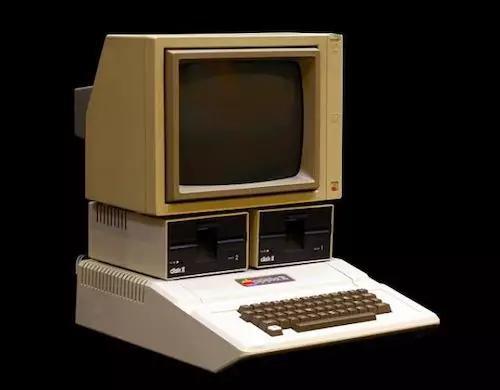 △&nbsp;1977年6月发布的Apple II，4K内存版售价1298美元。来源：hackeducation