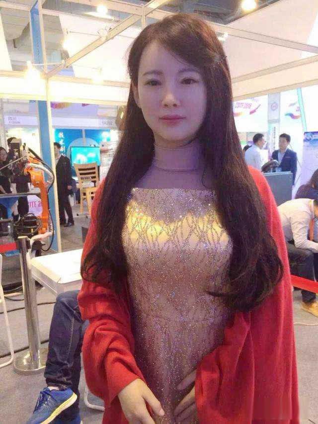 我国第一台美女机器人“佳佳”问世:造型更加迷人,是才貌双全!