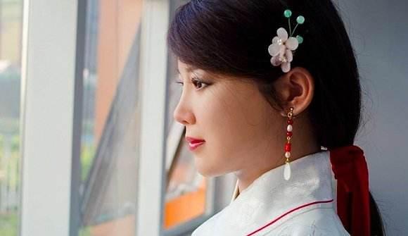我国第一台美女机器人“佳佳”问世:造型更加迷人,是才貌双全!