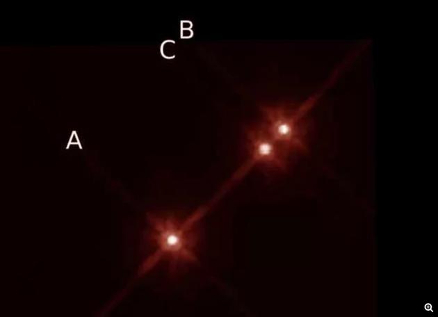 哈勃空间望远镜拍摄的三恒星系统图像。新发现的系外行星围绕其中编号为“A”的恒星运行。