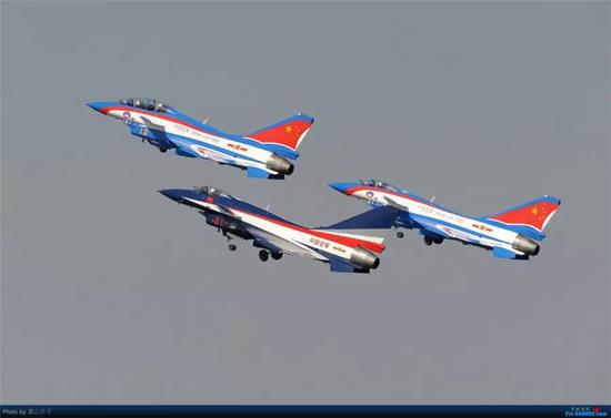  一张新老涂装同图的照片，上面是短暂使用的老涂装，下面是现役涂装