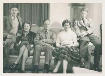 戈登家人（左起：堂兄、母亲、父亲、姐姐、戈登。摄于60年代）（图片来源：诺奖官网）