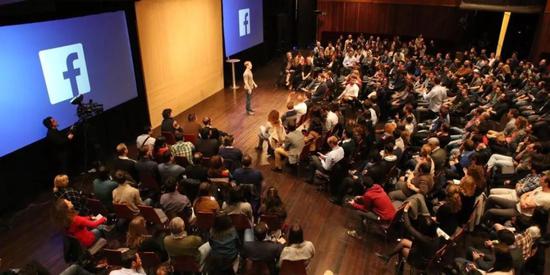 马克·扎克伯格在Facebook总部主持 town hall