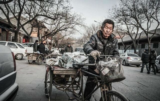  小区里废旧家电回收的人员（图片来源于网络）