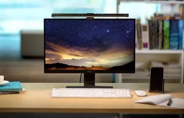 一盏灯、一张屏，办公桌面焕然新生