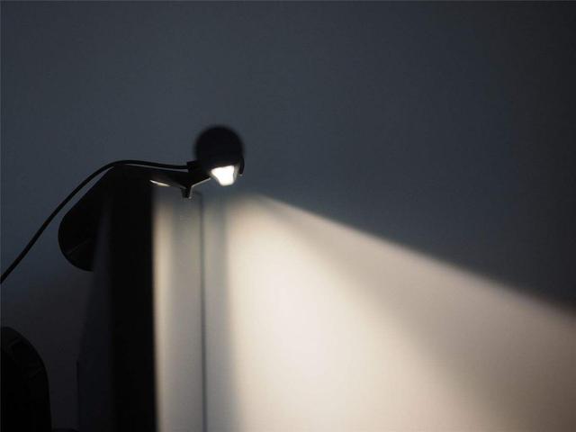 一盏灯、一张屏，办公桌面焕然新生