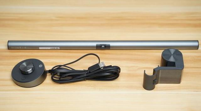 一盏灯、一张屏，办公桌面焕然新生