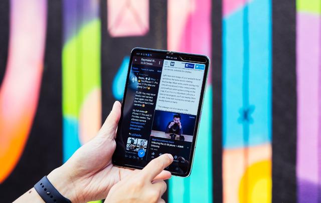 这款来自未来的手机终于发售，来看看评测