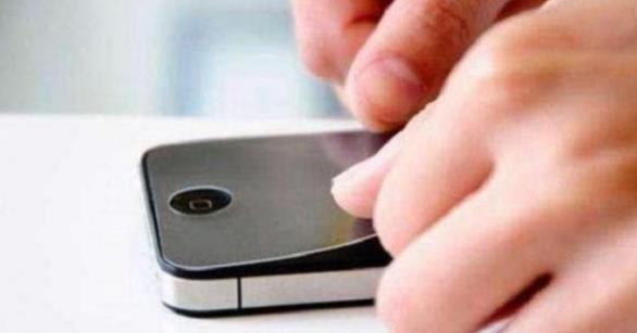 手机钢化膜长久不换居然会导致手机屏幕变黄