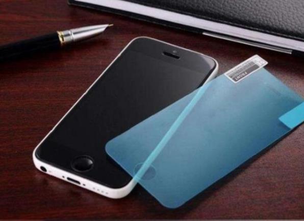 手机钢化膜长久不换居然会导致手机屏幕变黄