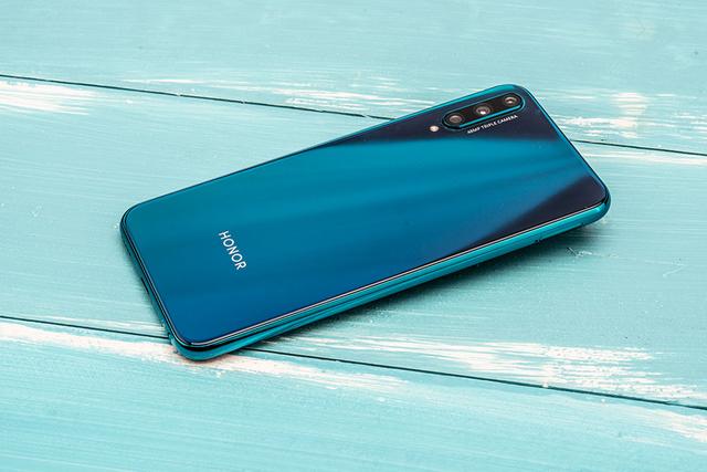 荣耀20青春版图赏：幻彩渐变超级柔美