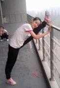 章泽天昔日吃饭无架子，刘强东老婆盘腿坐地上，对镜微笑超礼貌