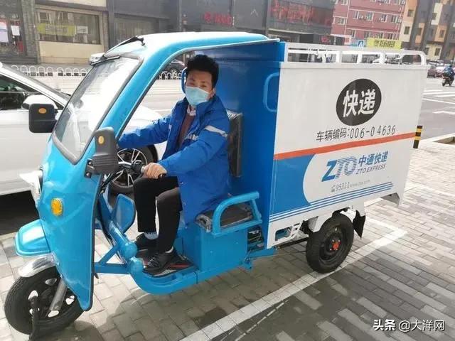 快递小哥出席国务院发布会，紧张到上热搜！网友都说好可爱