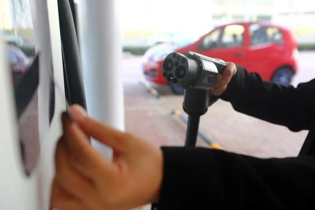 充电太麻烦了！纯电车为什么不能统一电池规格，进行模块化更换？