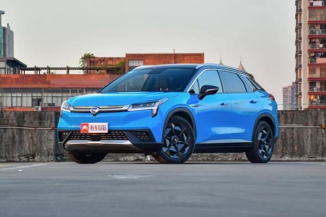 我们实测了48台主流电动车，75%的车型续航不到400公里