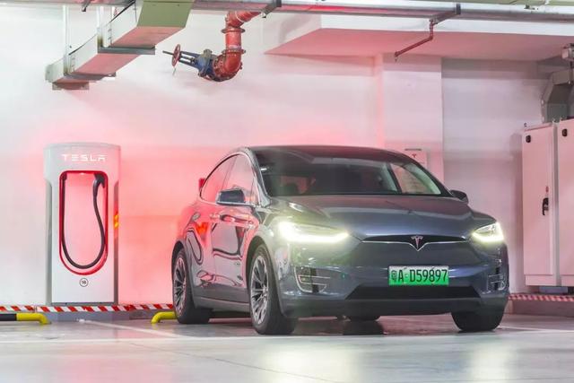 我们实测了48台主流电动车，75%的车型续航不到400公里