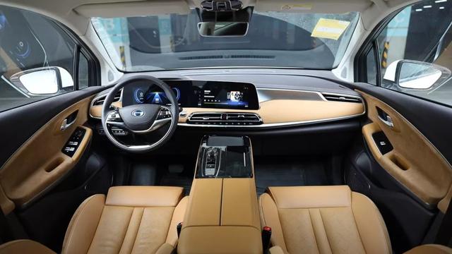 有它不看特斯拉！双12.3英寸曲面大屏，续航高达650km，7.9秒破百