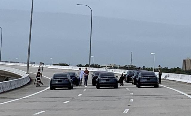 美国封闭一条高速为特斯拉拍摄服务