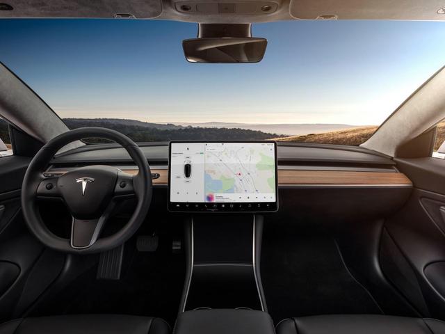 30万搞定丈母娘，买豪车不如选新能源车，低调、豪华、有品味