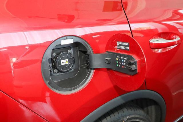 30万搞定丈母娘，买豪车不如选新能源车，低调、豪华、有品味