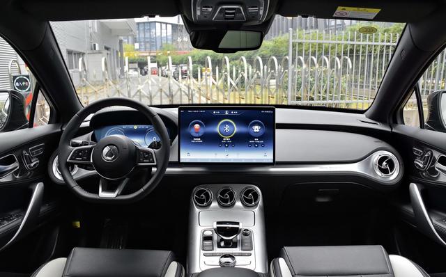 号称插混版“奔驰GLC”，起步586马力，七座布局，最低卖28.98万