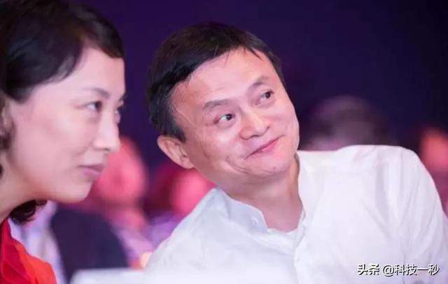 马云创业时的前台，手握阿里巴巴0.2%股份，如今生活的怎么样？