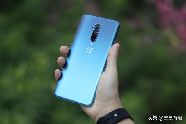 一加8 Pro剑走偏锋，10倍变焦+240Hz采样率，搭配“平民价”真香