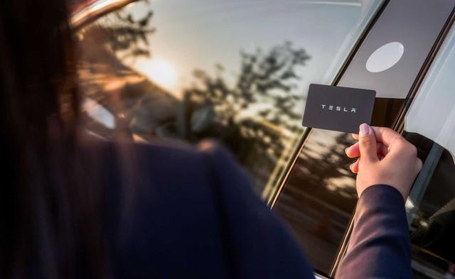 车未动也能坏？一位特斯拉车主收到信息推送后，让他很生气