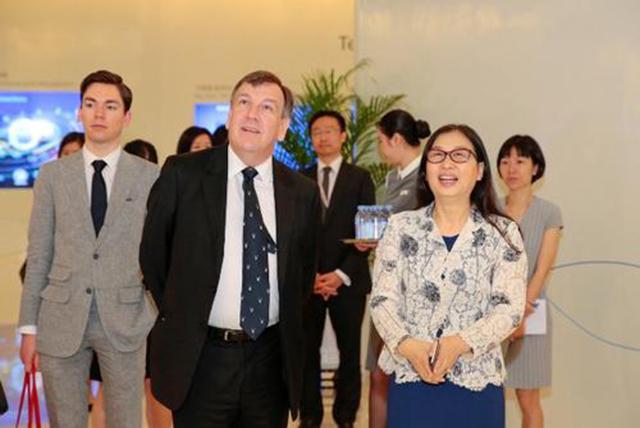 华为女皇孙亚芳，仅用7年当上华为董事长，两度辞职成功挽救华为