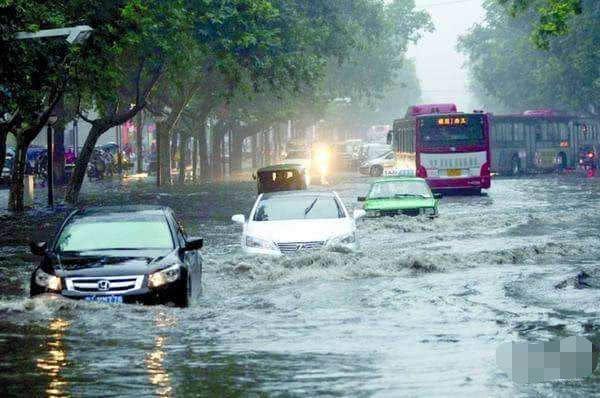 广东暴雨“浇灭”车主美梦：开新能源上高速，才跑一半就趴窝