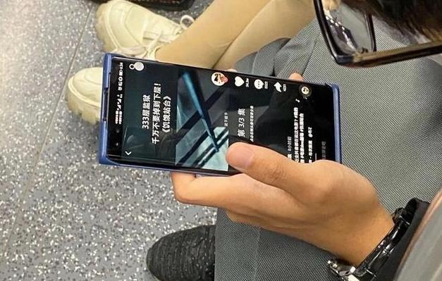 荣耀30 Pro真机在地铁站曝光，网友：拿什么打红米K30 Pro？