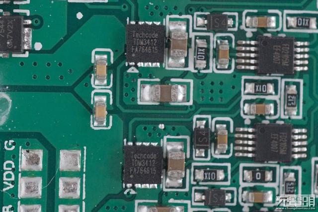 电商爆款无线充：南孚AirCharge立式风冷无线快充深度拆解