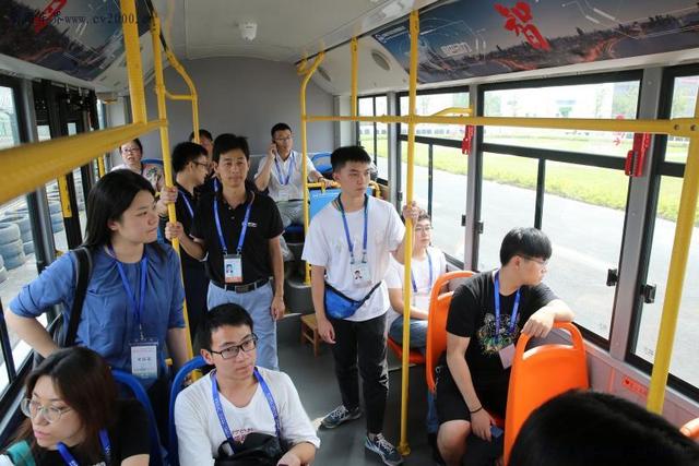 海格推出国内首款量产级8米无人驾驶客车亮相2018世界人工智能大会