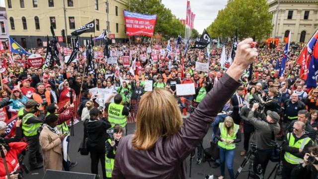没用！澳大利亚全国网络骤停，人民纷纷上街抵抗