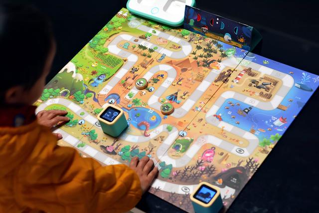 小米推出小木机器人，两个屏幕可同时操作，还支持多种桌游