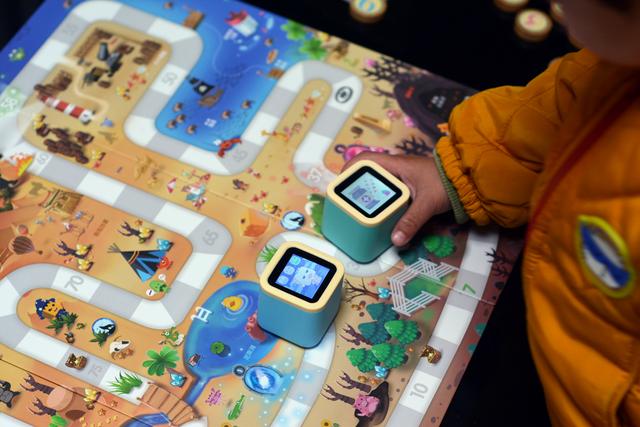 小米推出小木机器人，两个屏幕可同时操作，还支持多种桌游