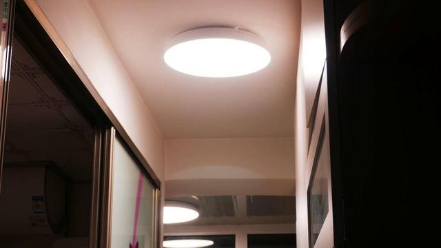 小客厅装小米8000流明大灯什么感受，开门的一瞬间会看到太阳吗