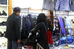淘宝卖家：50块钱的衣服,电商也许卖150,但实体店可以卖到500块!