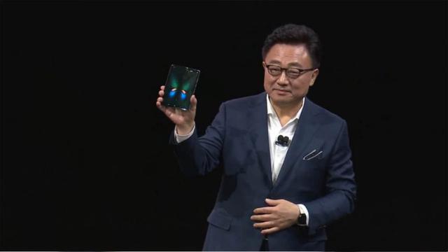「动点播报」今年 iPhone 目标价下调至 335 美元 特斯拉将推全自动驾驶新功能