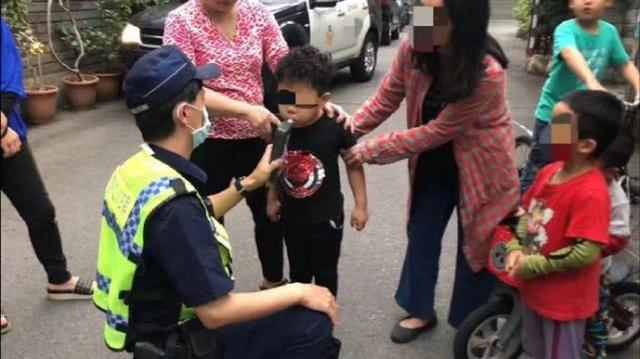 小孩骑自行车撞到特斯拉，交警举动惹笑众人，网友：认真的吗？