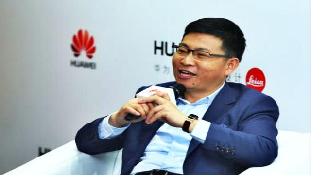 余承东终于回应小米挑衅，卢伟冰：友商手机看似苗条，实则病秧子