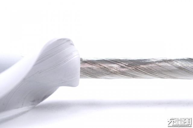 华为MagicPower 8A超大电流数据线内部这样设计，5A线都得靠边站