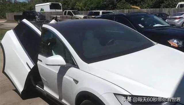 雨天遇见一辆特斯拉，远看很奇怪，车主在车里“泡澡”